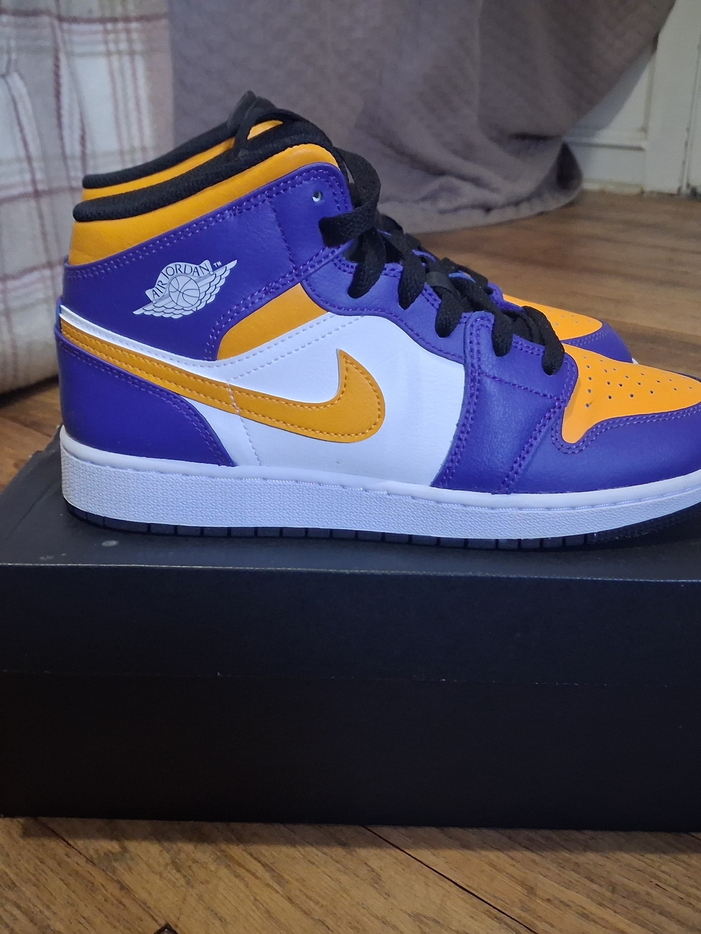 Nike Air Jordan 1 Mid GS "Lakers" (2022) - Size 7Y / Women's 8.5